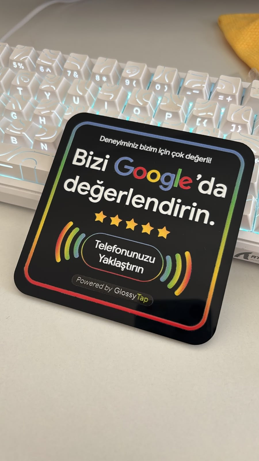 Google değerlendirme ve NFC yönlendirmesi bulunan masaüstü tabela