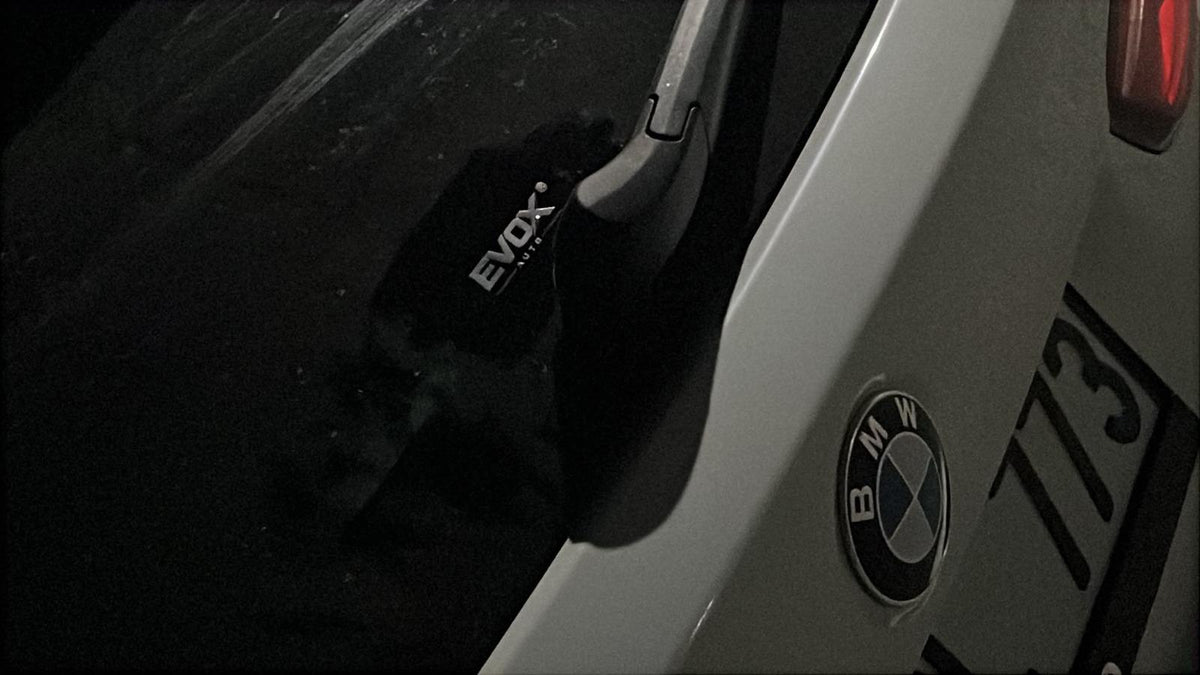 BMW araç iç trim yüzeyinde küçük logo UV-DTF uygulaması