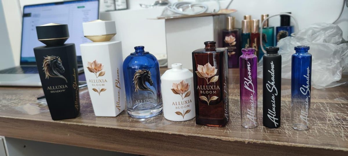 ALLUXIA parfüm şişeleri üzerinde farklı UV-DTF logo ve yazı uygulamaları