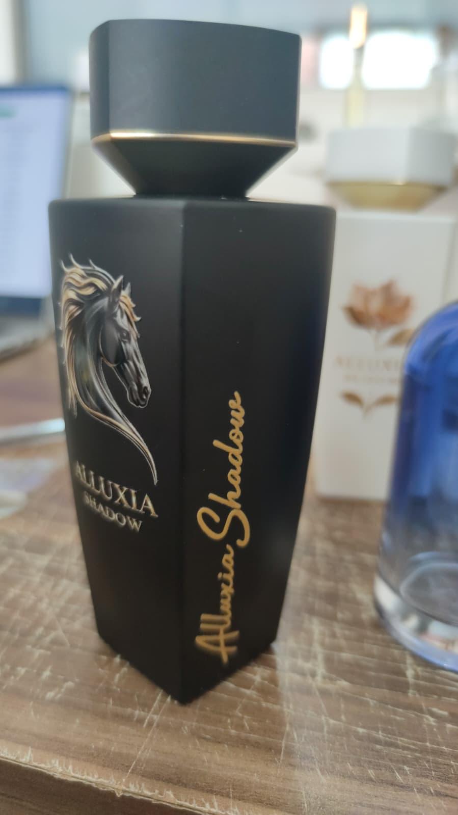 ALLUXIA parfüm şişeleri üzerinde farklı UV-DTF logo ve yazı uygulamaları