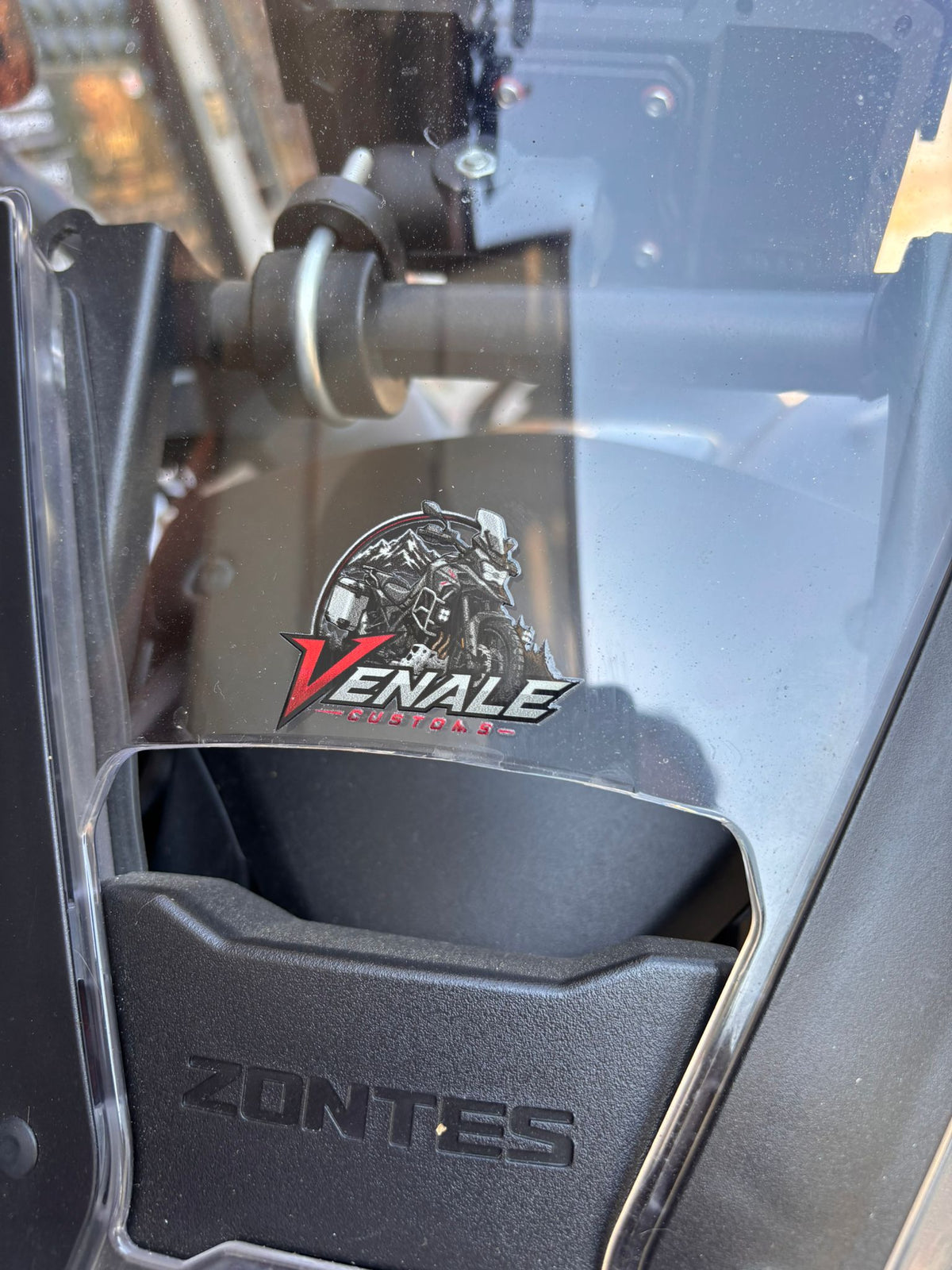 Venale Customs logosunun araç iç yüzeyine uygulanmış hali
