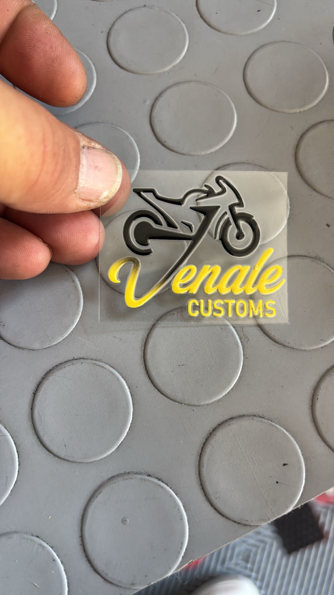Venale Customs logosunun şeffaf taşıyıcı film üzerindeki UV-DTF transferi