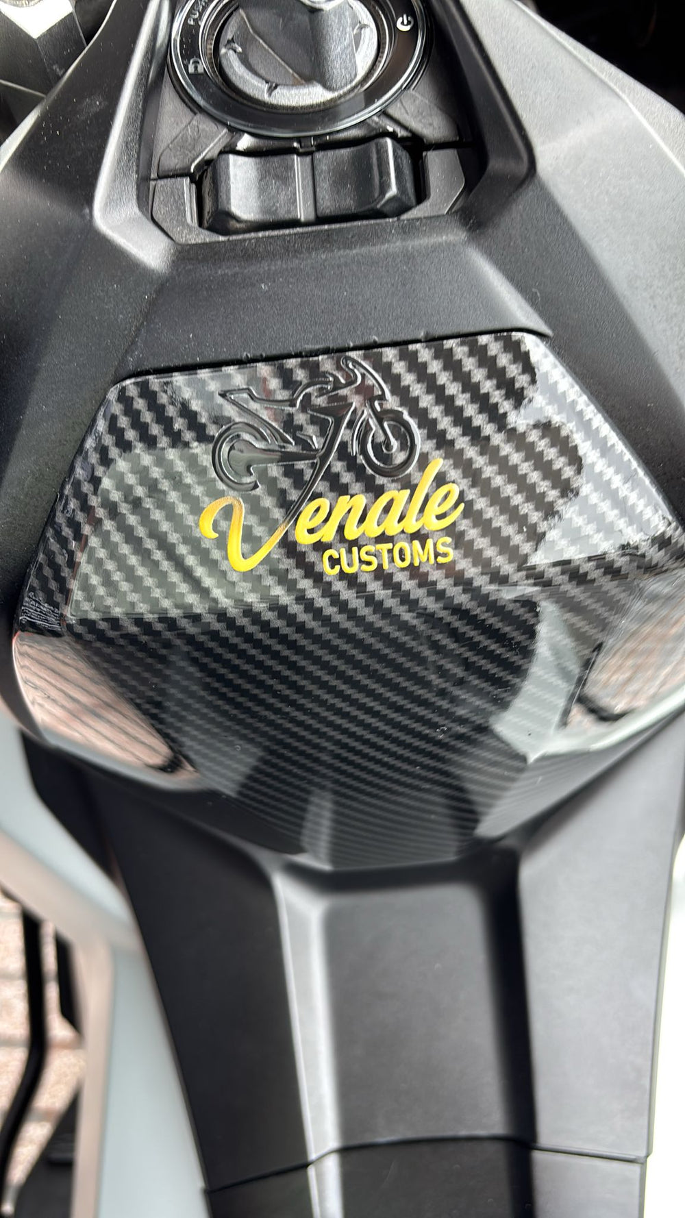 Venale Customs logosunun şeffaf taşıyıcı film üzerindeki UV-DTF transferi