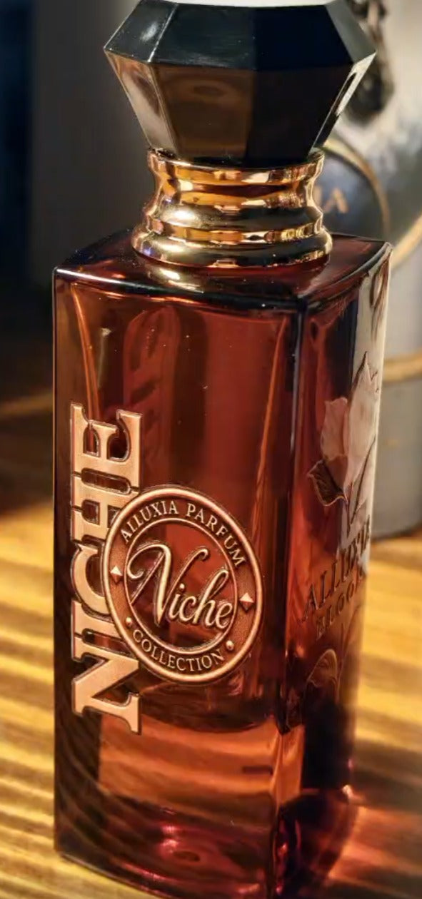 Niche Collection parfüm şişeleri üzerinde altın tonlu UV-DTF logo uygulaması