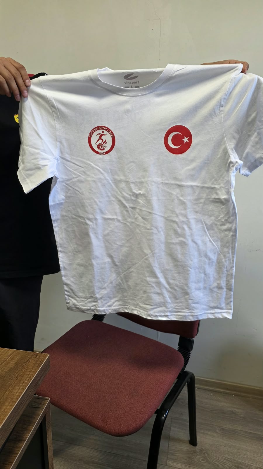 Beyaz tişört üzerinde DTF tekstil uygulaması üretim örneği