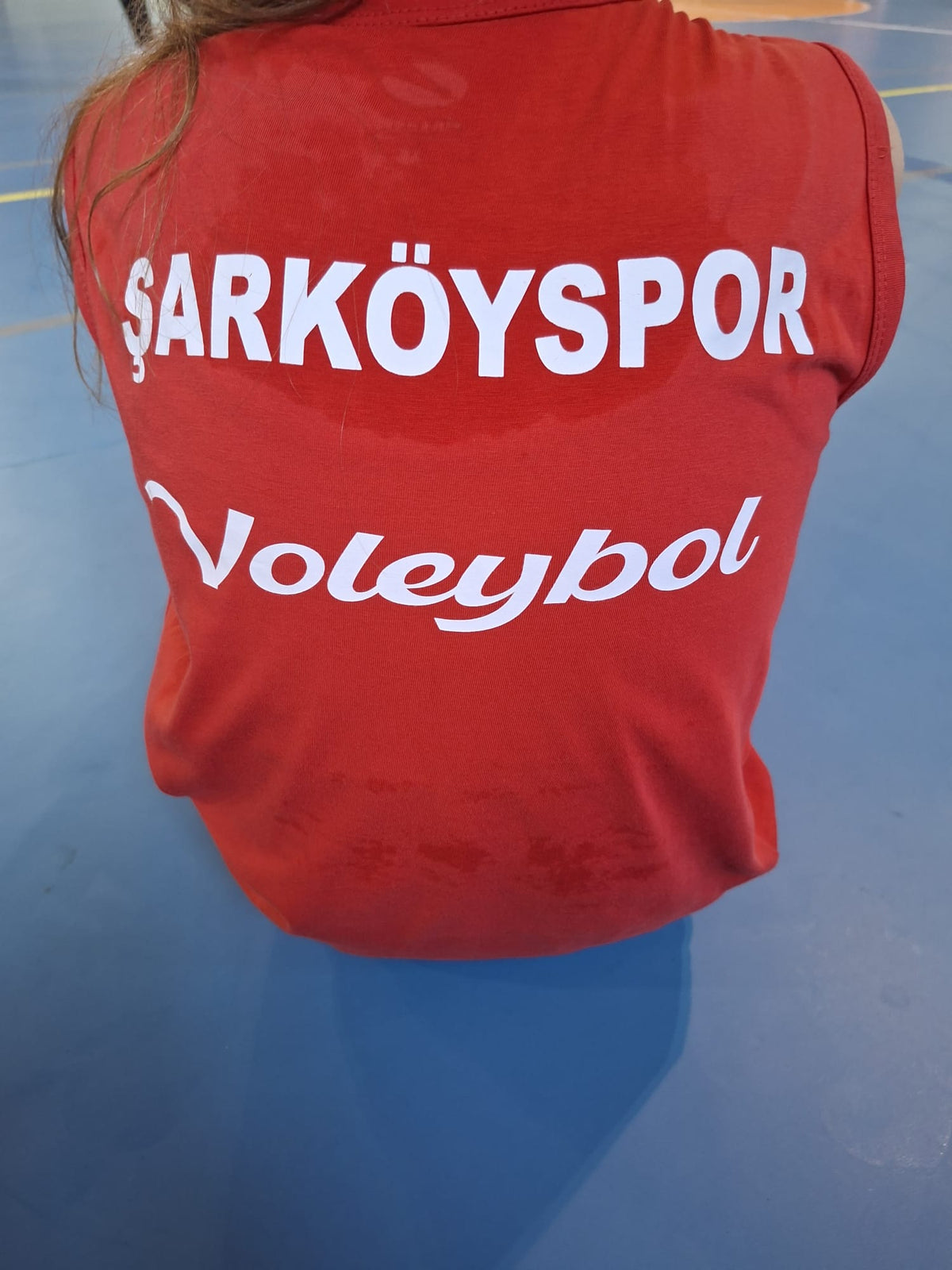 Kırmızı Şarköyspor voleybol tişörtü üzerinde beyaz sırt baskısı