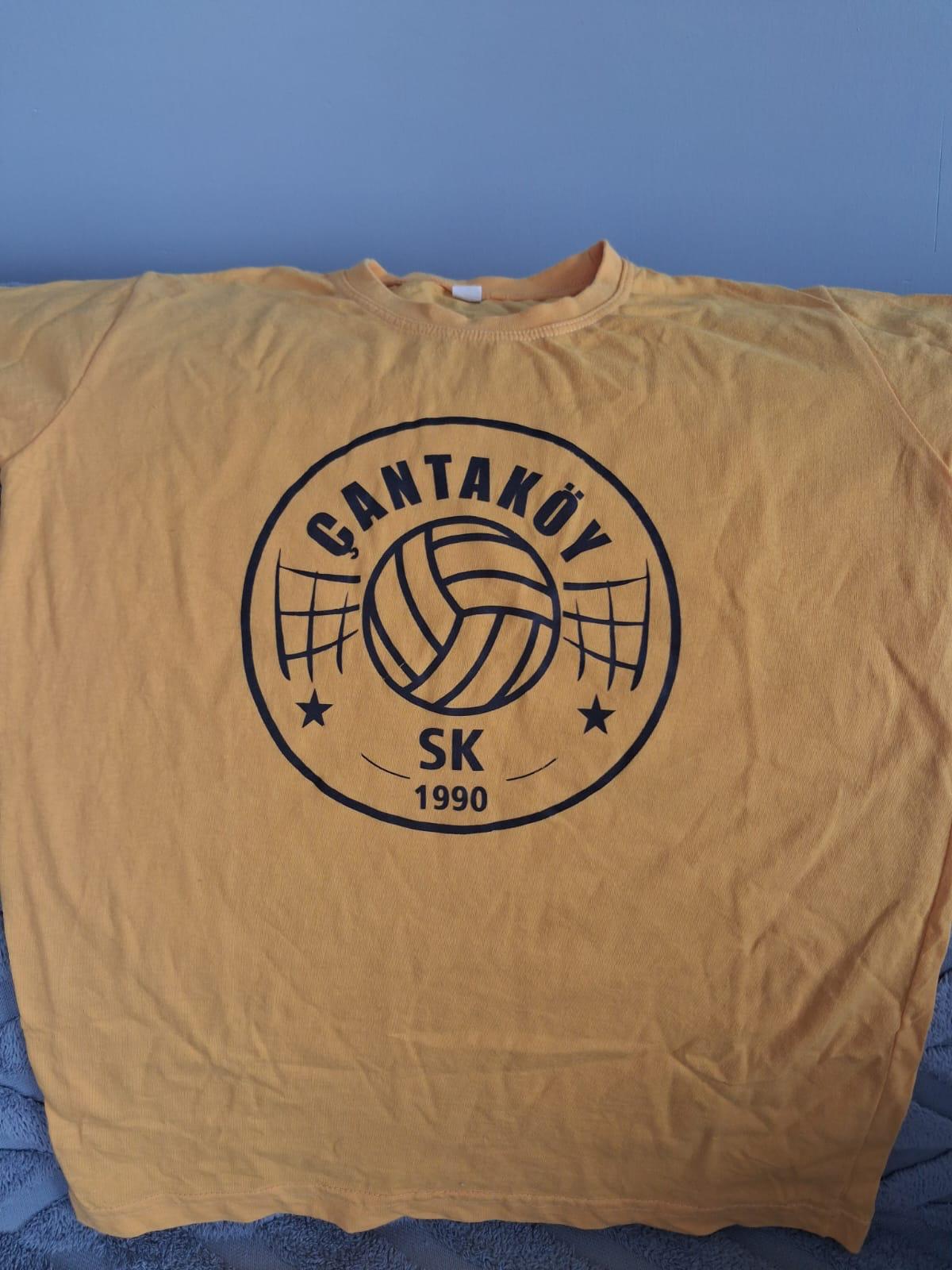 Bej tişört üzerinde Çantaköy SK 1990 voleybol amblem baskısı