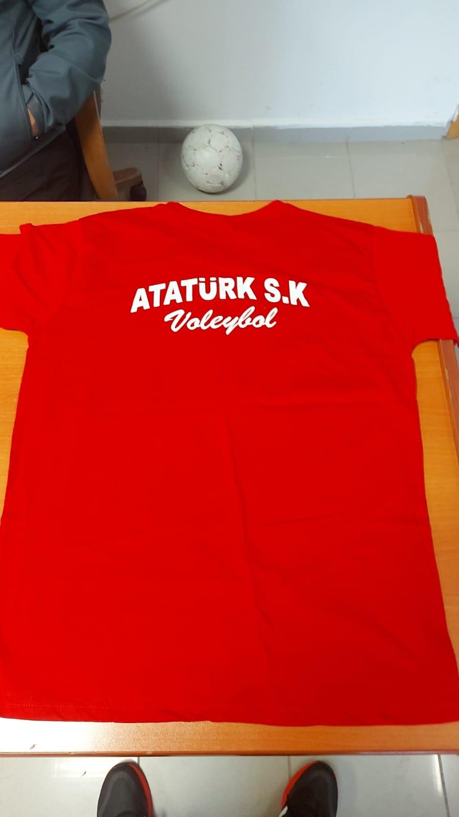 Kırmızı Atatürk S.K. voleybol tişörtü üzerinde beyaz logo baskısı